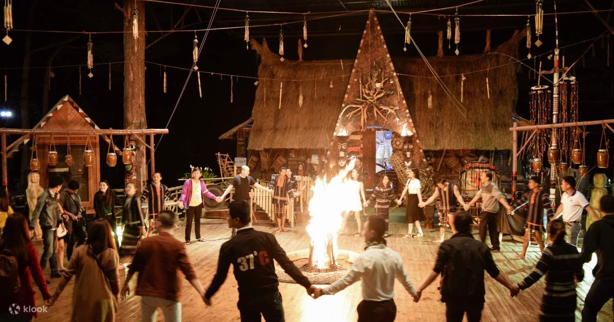 Dân làng cùng du khách tham gia nhảy múa Dân làng cùng du khách tham gia nhảy múa